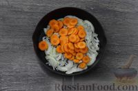 Фото приготовления рецепта: Скумбрия, тушенная с овощами в томатном соусе - шаг №4