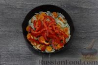 Фото приготовления рецепта: Скумбрия, тушенная с овощами в томатном соусе - шаг №5