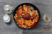 Фото приготовления рецепта: Скумбрия, тушенная с овощами в томатном соусе - шаг №6