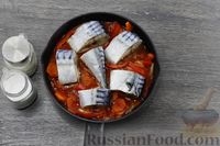 Фото приготовления рецепта: Скумбрия, тушенная с овощами в томатном соусе - шаг №7