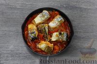 Фото приготовления рецепта: Скумбрия, тушенная с овощами в томатном соусе - шаг №8