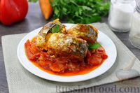 Фото приготовления рецепта: Скумбрия, тушенная с овощами в томатном соусе - шаг №10