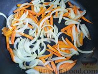 Фото приготовления рецепта: Макароны с курицей и овощами в соусе терияки - шаг №6