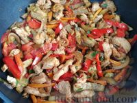 Фото приготовления рецепта: Макароны с курицей и овощами в соусе терияки - шаг №13