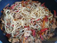 Фото приготовления рецепта: Макароны с курицей и овощами в соусе терияки - шаг №16