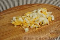 Фото приготовления рецепта: Салат из огурцов, кукурузы и яиц - шаг №4