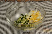 Фото приготовления рецепта: Салат из огурцов, кукурузы и яиц - шаг №5