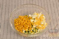Фото приготовления рецепта: Салат из огурцов, кукурузы и яиц - шаг №6
