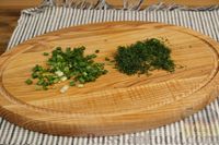 Фото приготовления рецепта: Салат из огурцов, кукурузы и яиц - шаг №7