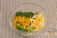 Фото приготовления рецепта: Салат из огурцов, кукурузы и яиц - шаг №8