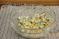 Фото приготовления рецепта: Салат из огурцов, кукурузы и яиц - шаг №10