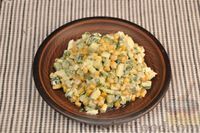 Фото приготовления рецепта: Салат из огурцов, кукурузы и яиц - шаг №11