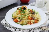 Фото к рецепту: Спагетти, запечённые с баклажанами, помидорами и орехами