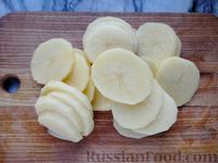 Фото приготовления рецепта: Кабачки, запечённые с картофелем и грибами, в сливках - шаг №3