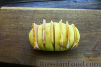 Фото приготовления рецепта: Картошка-гармошка с беконом, запечённая в фольге - шаг №6