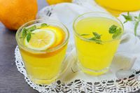 Фото к рецепту: Домашний лимонад из апельсина и лимона