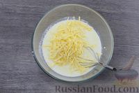 Фото приготовления рецепта: Тонкие блинчики на кефире, с сыром и зеленью - шаг №4
