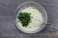 Фото приготовления рецепта: Тонкие блинчики на кефире, с сыром и зеленью - шаг №5