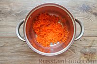 Фото приготовления рецепта: Молочная овсяная каша с морковью, изюмом и орехами - шаг №2