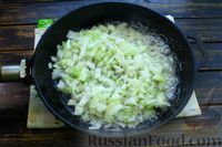 Фото приготовления рецепта: Пампушки с луком, шкварками и чесноком - шаг №6