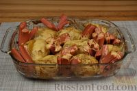 Фото приготовления рецепта: Картофель, запечённый с сосисками, сыром и соусом айоли - шаг №9
