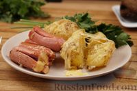 Фото приготовления рецепта: Картофель, запечённый с сосисками, сыром и соусом айоли - шаг №11