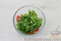Фото приготовления рецепта: Салат из помидоров с чесноком и зеленью - шаг №3