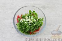 Фото приготовления рецепта: Салат из помидоров с чесноком и зеленью - шаг №4