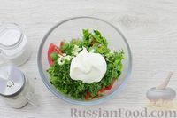 Фото приготовления рецепта: Салат из помидоров с чесноком и зеленью - шаг №5