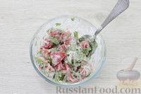 Фото приготовления рецепта: Салат из помидоров с чесноком и зеленью - шаг №6