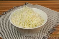 Фото приготовления рецепта: Капустный салат с яйцами и зелёным луком (в лодочках из перца) - шаг №4