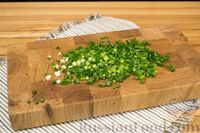 Фото приготовления рецепта: Капустный салат с яйцами и зелёным луком (в лодочках из перца) - шаг №5
