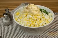 Фото приготовления рецепта: Капустный салат с яйцами и зелёным луком (в лодочках из перца) - шаг №6