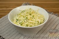 Фото приготовления рецепта: Капустный салат с яйцами и зелёным луком (в лодочках из перца) - шаг №7