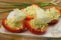 Фото приготовления рецепта: Капустный салат с яйцами и зелёным луком (в лодочках из перца) - шаг №9