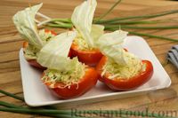 Фото приготовления рецепта: Капустный салат с яйцами и зелёным луком (в лодочках из перца) - шаг №10