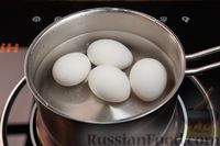 Фото приготовления рецепта: Капустный салат с яйцами и зелёным луком (в лодочках из перца) - шаг №2