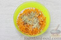 Фото приготовления рецепта: Лодочки из огурцов с морковью и грецкими орехами - шаг №3