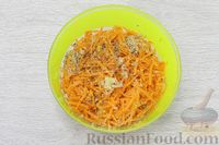 Фото приготовления рецепта: Лодочки из огурцов с морковью и грецкими орехами - шаг №4