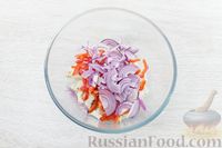 Фото приготовления рецепта: Салат с курицей, овощами и сливами - шаг №8