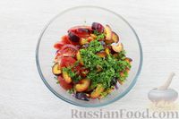 Фото приготовления рецепта: Салат с курицей, овощами и сливами - шаг №11