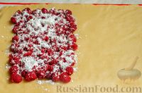 Фото приготовления рецепта: Песочное печенье с малиновой прослойкой и сахарной глазурью - шаг №9