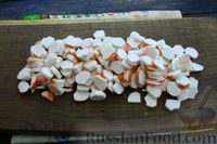 Фото приготовления рецепта: Салат с крабовыми палочками, фасолью и огурцами - шаг №2
