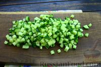Фото приготовления рецепта: Салат с крабовыми палочками, фасолью и огурцами - шаг №3