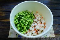 Фото приготовления рецепта: Салат с крабовыми палочками, фасолью и огурцами - шаг №4