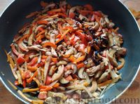 Фото приготовления рецепта: Лапша удон с курицей, овощами и соусом терияки - шаг №12