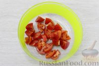 Фото приготовления рецепта: Салат с помидорами, болгарским перцем и плавленым сыром - шаг №2