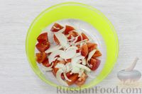 Фото приготовления рецепта: Салат с помидорами, болгарским перцем и плавленым сыром - шаг №3