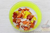 Фото приготовления рецепта: Салат с помидорами, болгарским перцем и плавленым сыром - шаг №4
