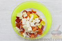 Фото приготовления рецепта: Салат с помидорами, болгарским перцем и плавленым сыром - шаг №5